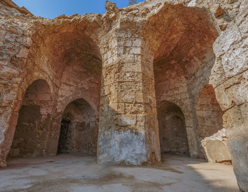 العثور على 25 ألفًا من بقايا مواد أثرية تعود أقدمها إلى عصر الخلفاء الراشدين