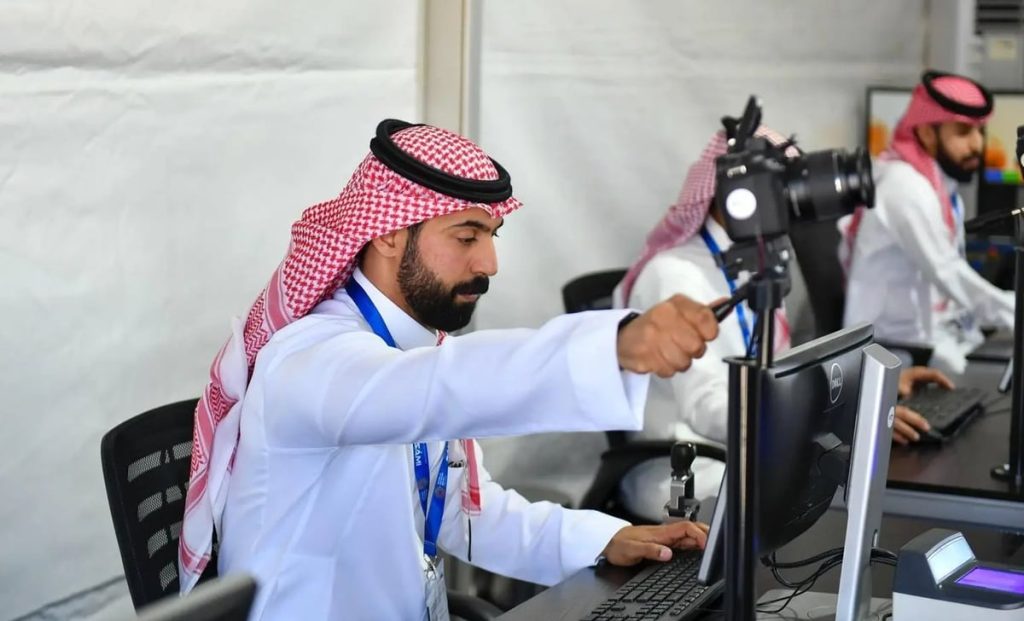 جوازات مطار الملك خالد تنهي إجراءات الزائرين في مطار معرض الدفاع بملهم