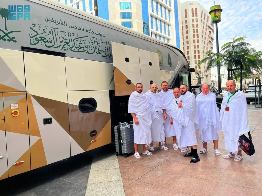 ضيوف «خادم الحرمين الشريفين للعمرة والزيارة» يغادرون المدينة إلى مكة لأداء مناسك العمرة