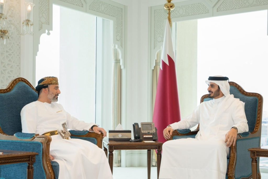 وزير الداخلية يجتمع مع السفير العماني