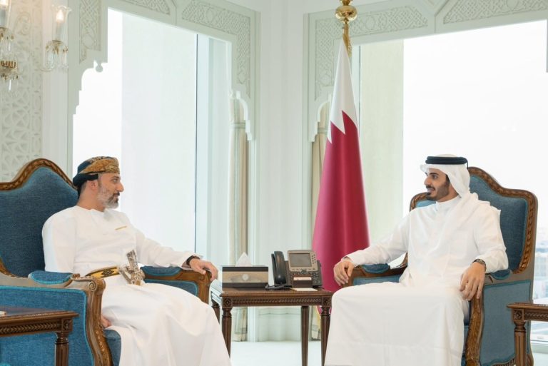 وزير الداخلية يجتمع مع السفير العماني