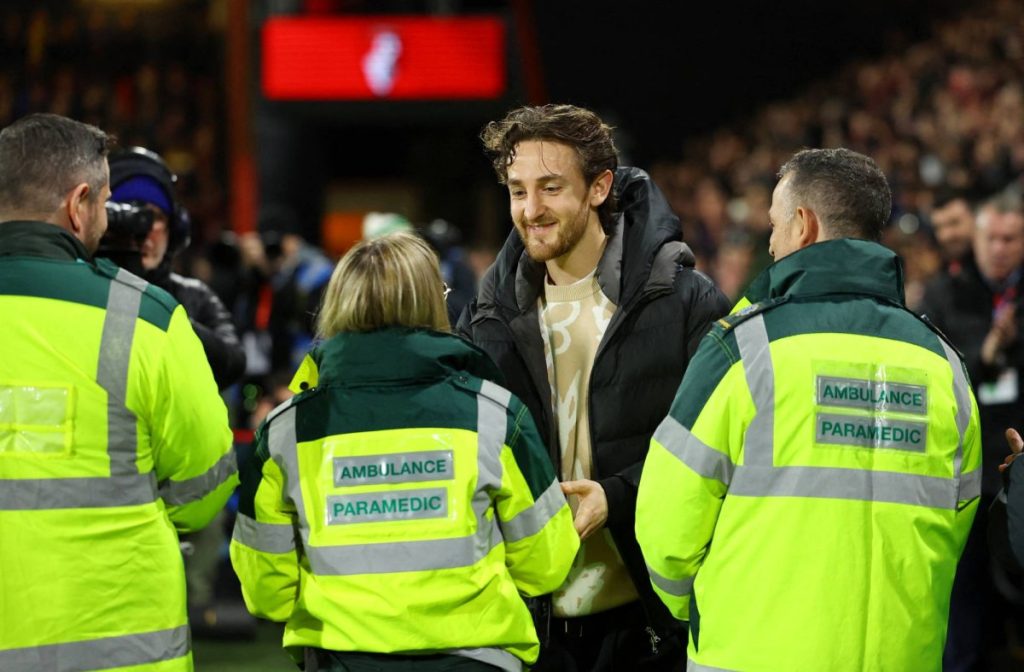 لاعب لوتون تاون الإنجليزي يلتقي أطباء أنقذوا حياته بعد 88 يوماً