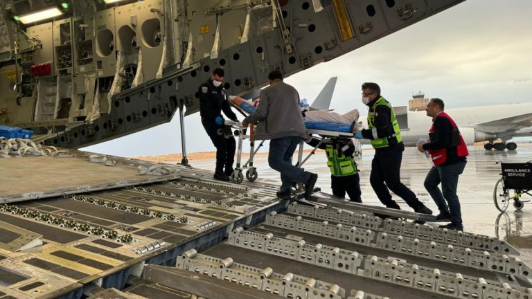  وصول طائرة مساعدات قطرية للأشقاء الفلسطينيين إلى العريش.. وإخلاء دفعة جديدة من الجرحى إلى الدوحة