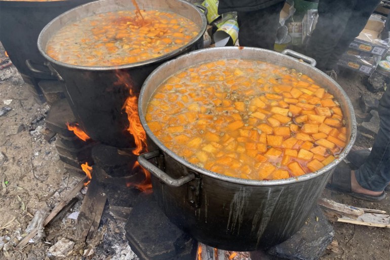 بعد أن كانت وجبات الطعام تحتوي على الأرز واللحوم أصبحت تعتمد على شوربات الخضروات بسبب سياسة التجويع الإسرائيلية (خاص بالجزيرة نت)