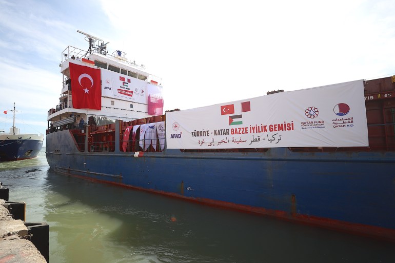 Gazze'ye ulaştırılması için Afet ve Acil Durum Yönetimi Başkanlığı (AFAD) öncülüğünde hazırlanan "Türkiye-Katar Gazze İyilik Gemisi", Mersin Uluslararası Limanı'ndan yola çıktı. İsrail'in saldırısı altında bulunan Gazze Şeridi'ndeki Filistin halkıyla dayanışma amacıyla AFAD koordinasyonunda Sağlık Bakanlığı, Katar Kalkınma Fonu ve sivil toplum kuruluşlarınca temin edilen gıda, sağlık, hijyen ve barınma malzemelerinden oluşan 1900 tonluk insani yardım malzemesini taşıyan gemi için uğurlama töreni düzenlendi. ( Serkan Avci - Anadolu Ajansı )