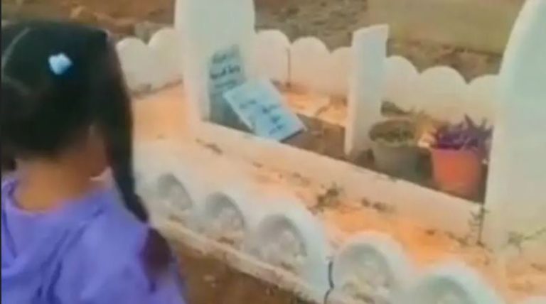  “ماما توحشتك”.. فيديو مؤثر لطفلة جزائرية أمام قبر أمها في أول يوم للمدرسة