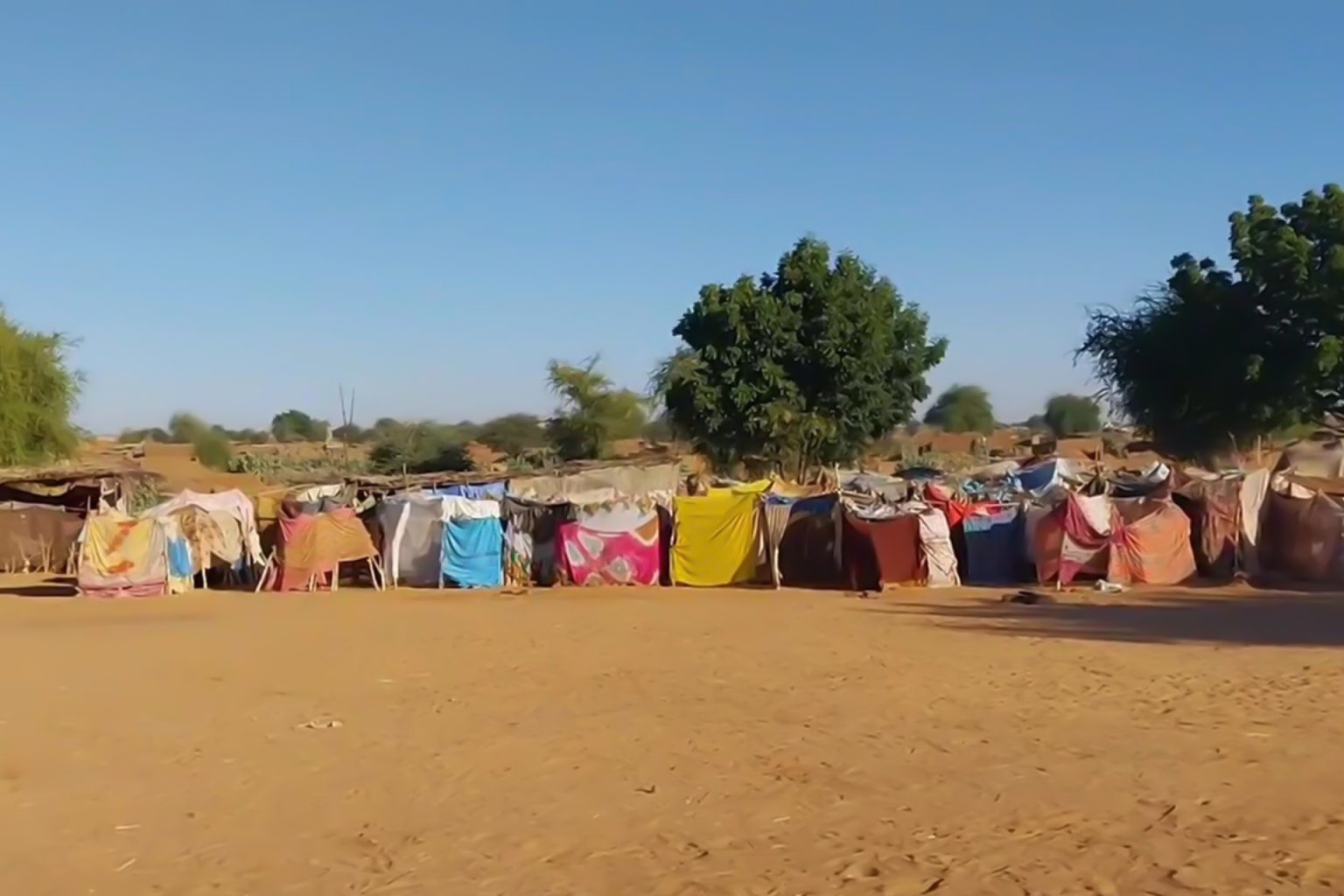 قصف قوات الدعم السريع يحيل حياة نازحي مخيم زمزم إلى جحيم