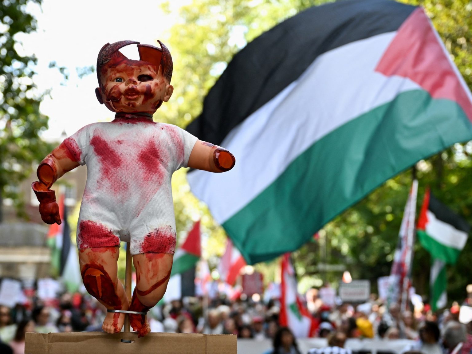 سيدة غزية: سألد طفلي الأول تحت القصف وفي غياب الصرف الصحي