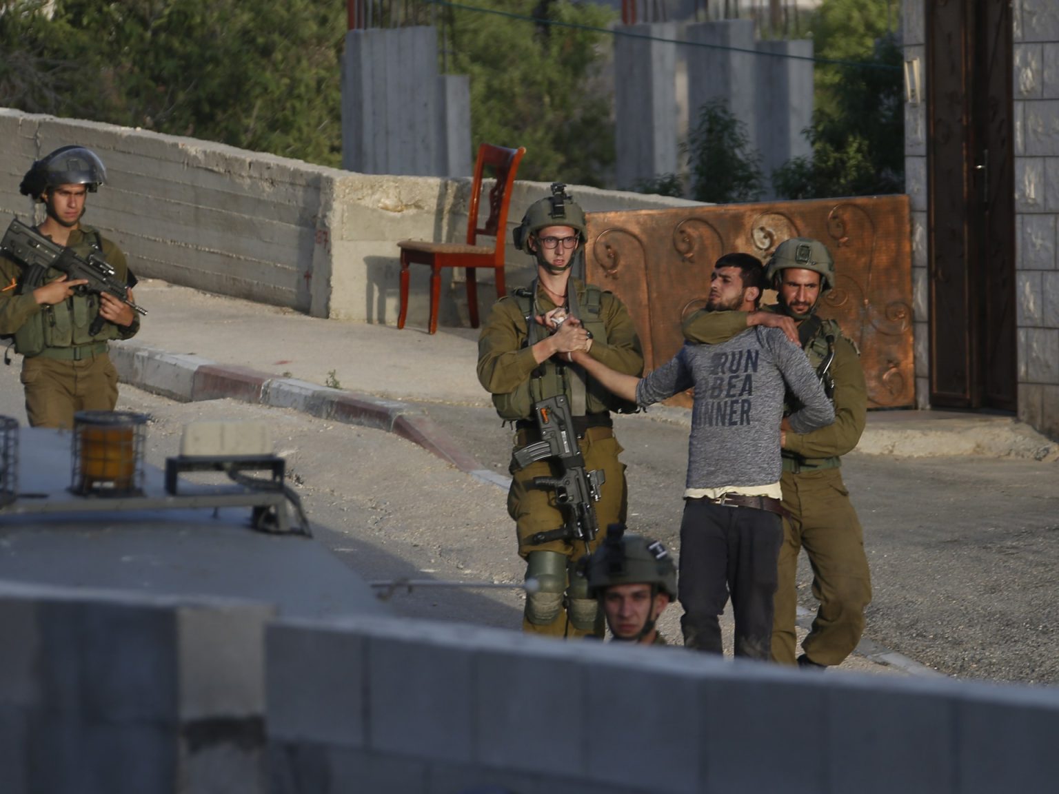 تدمير واعتداءات.. إسرائيل تعتقل 15 فلسطينيا بالضفة بينهم أطفال وأسرى سابقون