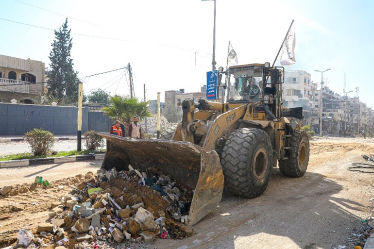 بلدية غزة تستعد لاستقبال النازحين من خلال فتح الشوارع وجمع القمامة وزيادة ضخ المياه لأحياء المدينة