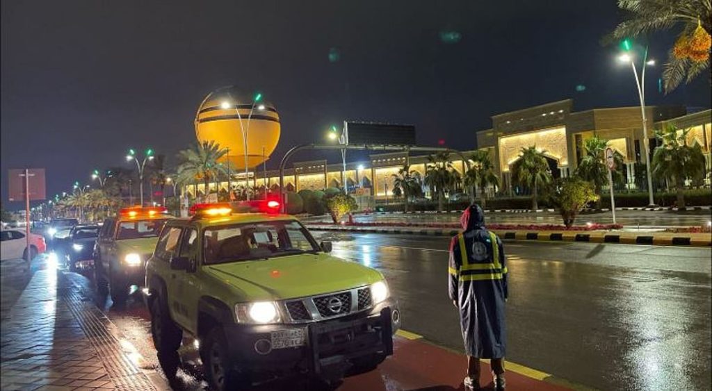 «الدفاع المدني» تدعو إلى توخي الحيطة والحذر وعدم الاقتراب من تجمعات السيول أثناء هطول الأمطار