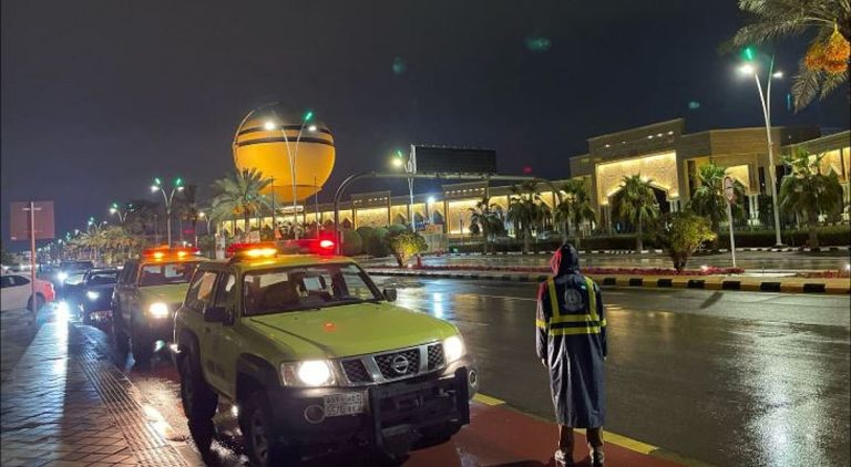 «الدفاع المدني» تدعو إلى توخي الحيطة والحذر وعدم الاقتراب من تجمعات السيول أثناء هطول الأمطار