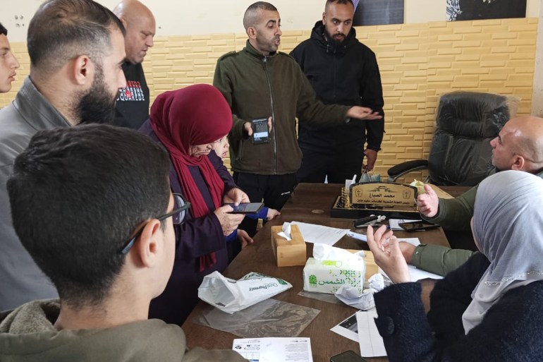 صورة١ _ ٢٠-٣-٢٠٢٥_ فاطمة محمود الجزيرة نت جنين فلسطين_ اهالي مخيم جنين يسجلون اسماؤهم لدى لجنة الخدمات لتقديم تنسيق لهم للدخول الى منازلهم قبل هدمها