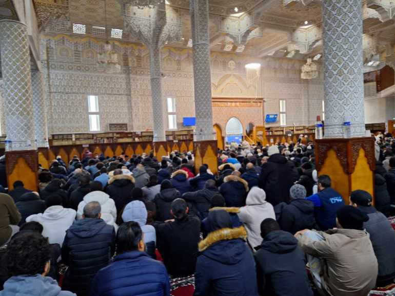 حضور كبير في رمضان في مسجد ايفري كوركورون الكبير