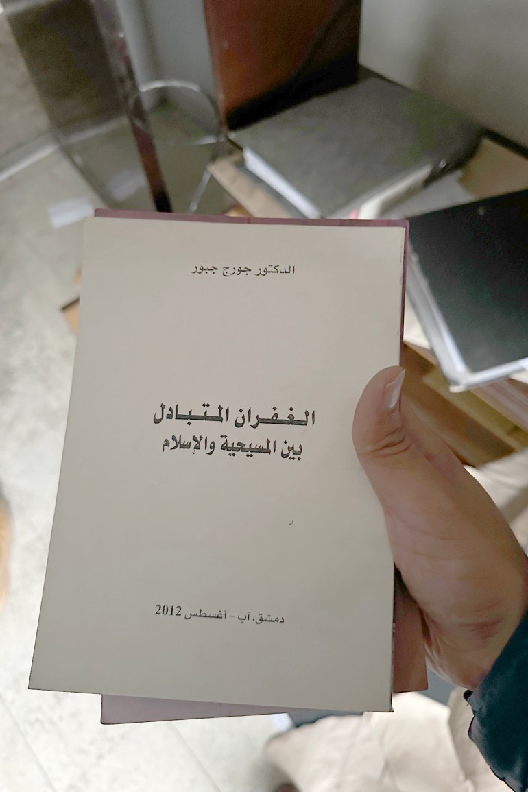 من مكتبة عقيد في المخابرات العسكرية في المربع الأمني/كفر سوسة(الجزيرة)