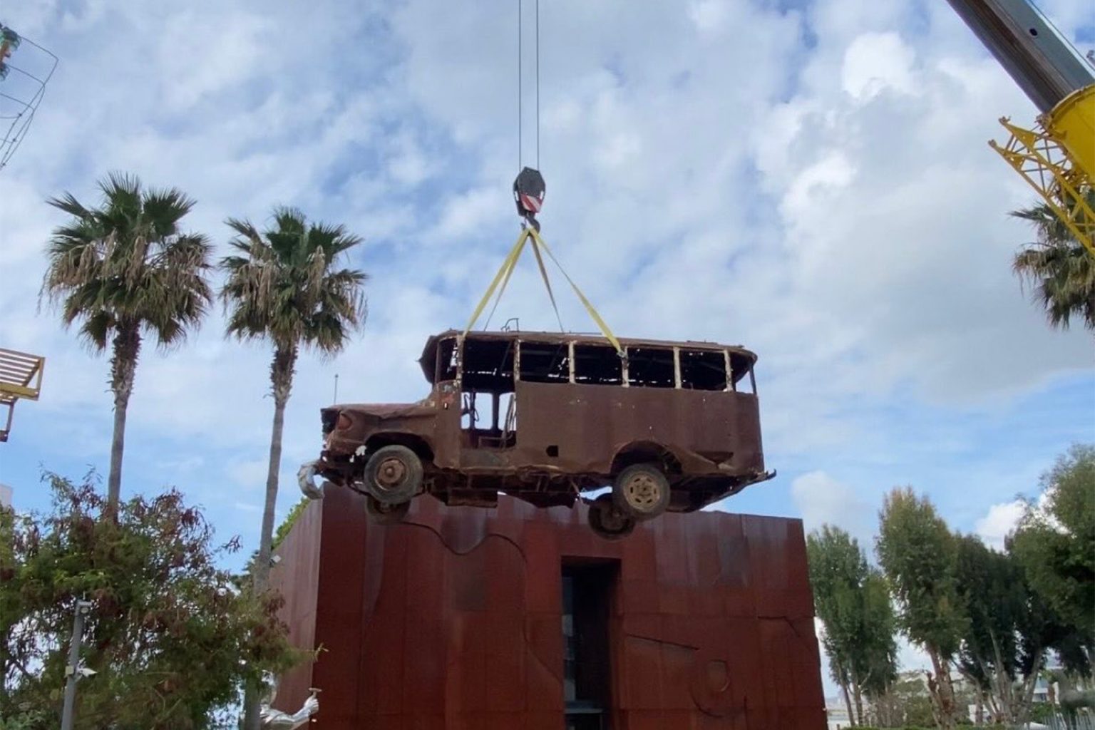 حافلة مثقوبة بالرصاص في بيروت.. تذكار مؤلم للحرب الأهلية