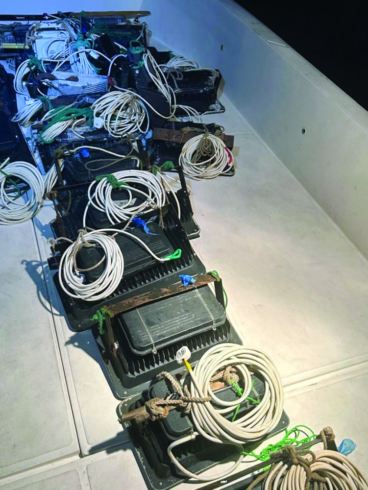  حكم قضائي ضد مخالف لاستخدامه كشافات بحرية