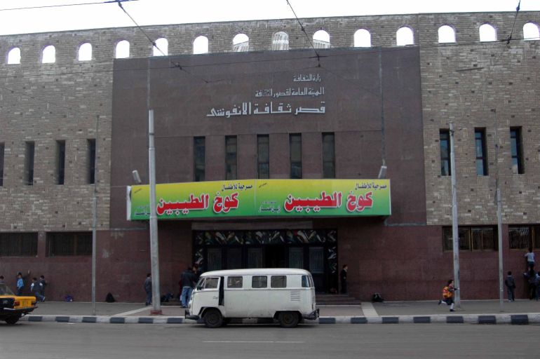 _العالم الافتراضي والشاشات الذكية أصبحت بديلا للكثير من أ المؤسسات الثقافية التقليدية