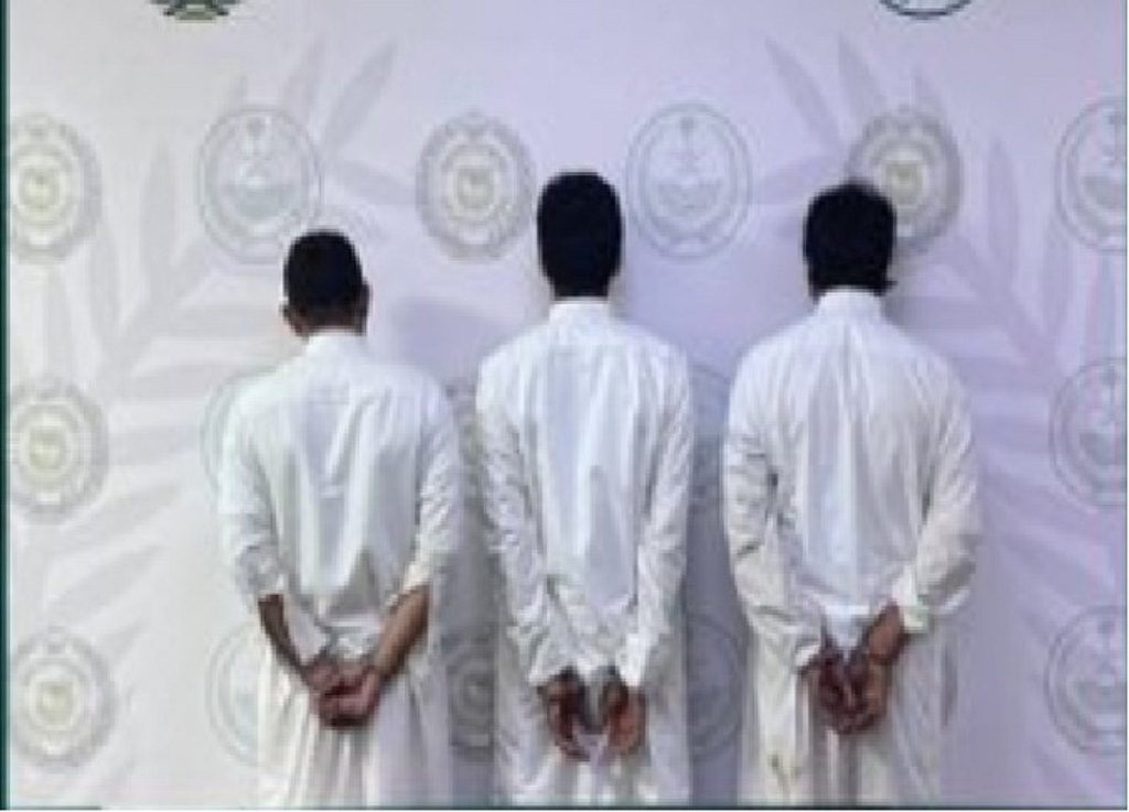 دوريات المجاهدين بالمنطقة الشرقية تقبض على 3 أشخاص لترويجهم الحشيش