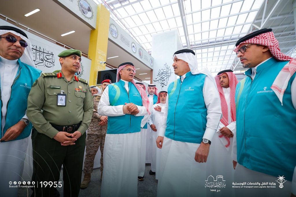 وزير النقل يتفقد مجمع صالات الحج والعمرة ومبنى عمليات الخطوط السعودية بمطار الملك عبدالعزيز