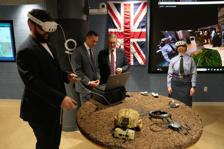 WASHINGTON, DC - FEBRUARY 27: UK Prime Minister Keir Starmer tours Palantir Technologies headquarters with company employees and British military personnel on February 27, 2025 in Washington, DC. British Prime Minister Keir Starmer is on his first visit to Washington since US President Donald Trump returned to the White House. Starmer's trip comes shortly after he announced an increase in UK defence spending, ostensibly as a signal to Trump that the UK is prepared to bolster Europe's security, and as he aims to broker a fair peace deal for Ukraine amid Trump's warming relations with Russia. Carl Court - Pool/Getty Images/AFP (Photo by CARL COURT / GETTY IMAGES NORTH AMERICA / Getty Images via AFP)