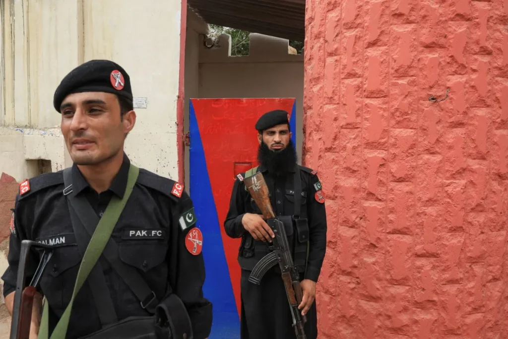 باكستان: هروب أكثر من 200 نزيل من سجن كراتشي بعد تحطيم إحدى بواباته