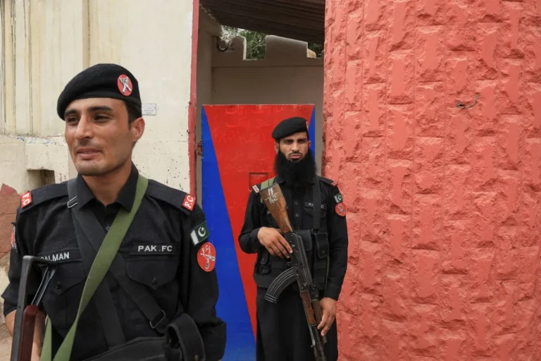 باكستان: هروب أكثر من 200 نزيل من سجن كراتشي بعد تحطيم إحدى بواباته