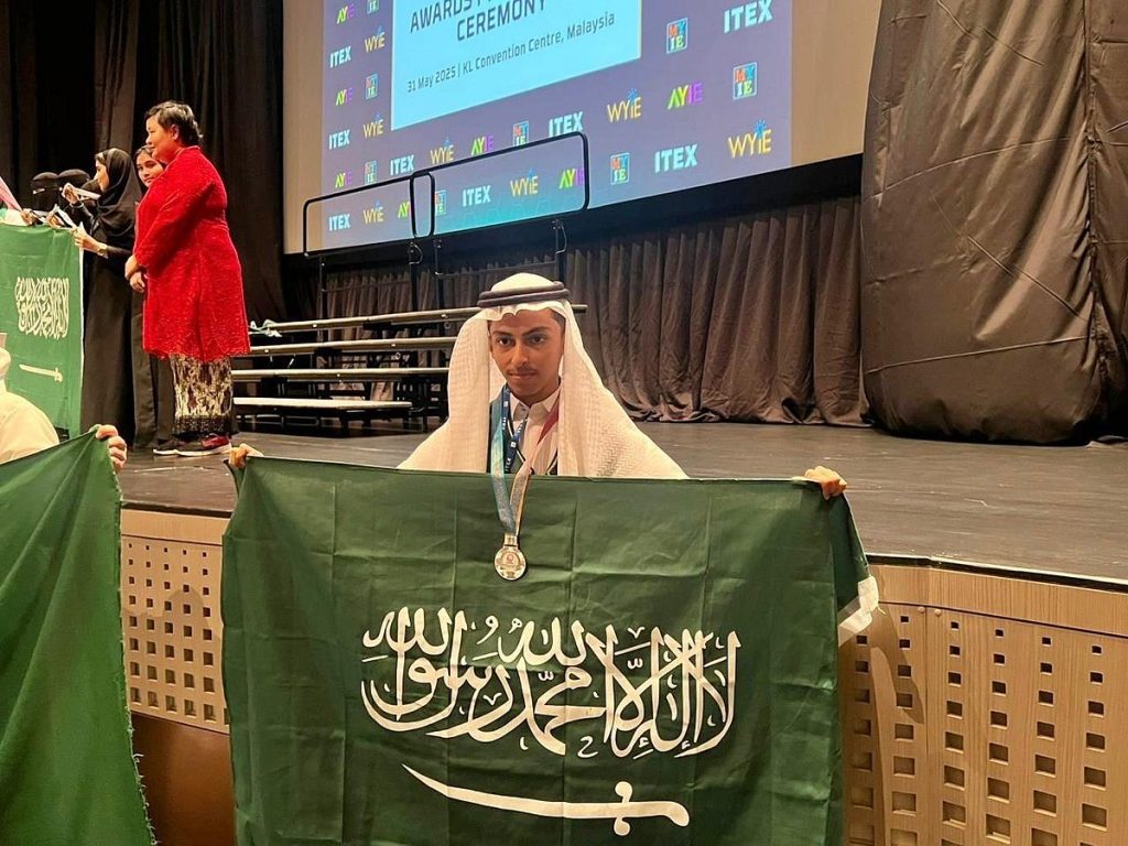 بالصور .. في إنجاز عالمي جديد.. تعليم جازان يحصد ذهبية وفضية في «آيتكس 2025»