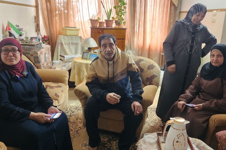 صورة 7- فلسطين- عزيزة نوفل- فاطمة صالح - التي تحمل الهاتف على يمين الصورة- مع أشقائها في منزل شقيقتهم في مدينة نابلس – الجزيرة