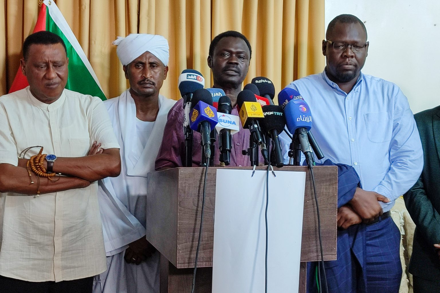 كيف قرأ محللون استعداد مناوي للتواصل مع الدعم السريع؟