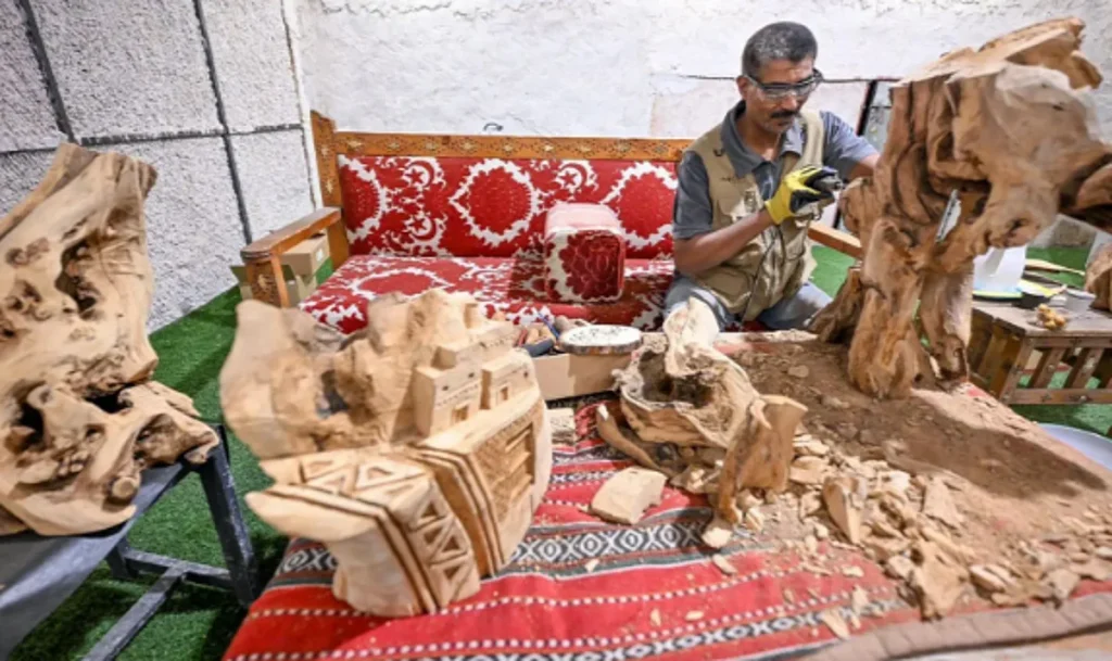 “النحت على الخشب” حرفة فنية تستقطب زوار مهرجان بيت حائل 2025