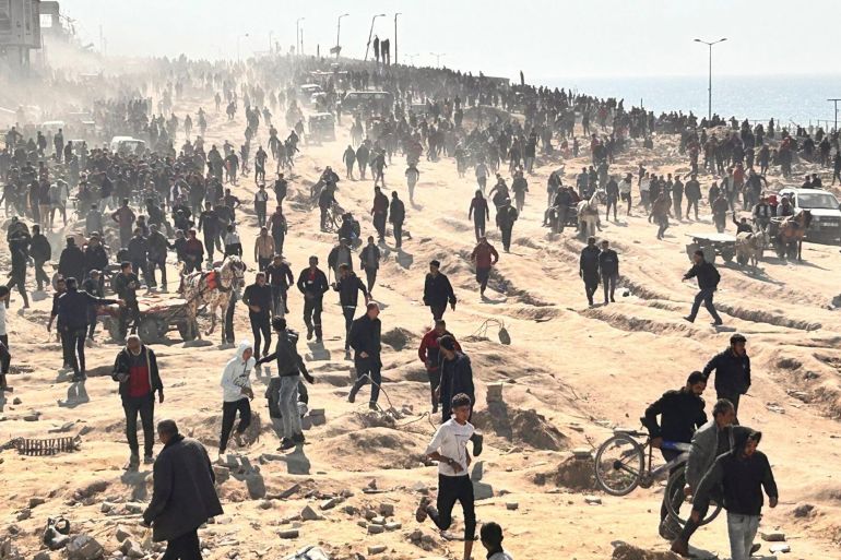 فلسطينيون ينتظرون المساعدات في غزة (أرشيفية- أسوشييتد برس)