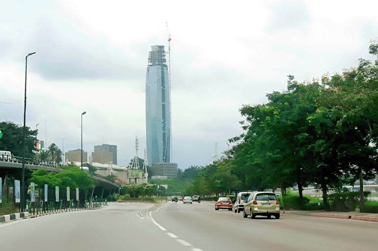 _أحد شوارع أبيدجان ويظهر في الخلفية أعلى برج في اكوت ديفوار Abidjan (الجزيرة نت)