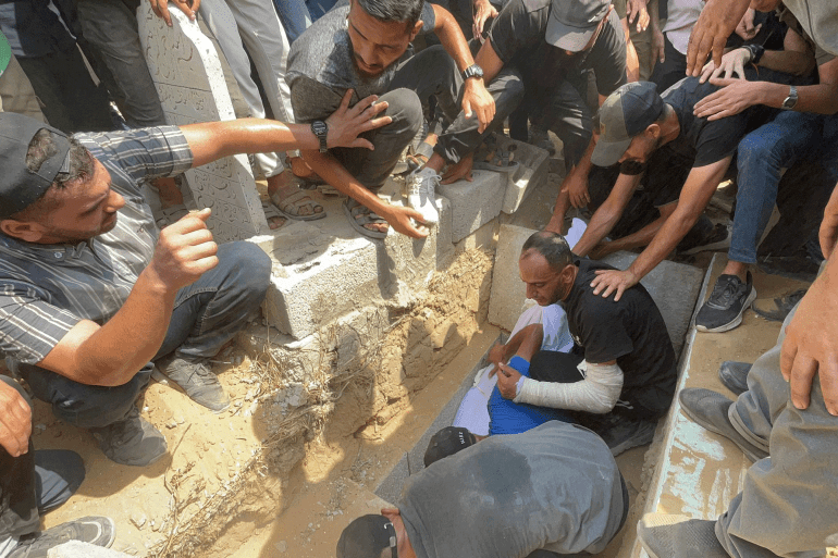 مشاهد من وداع صحفيي الجزيرة تقرير: محمد أبو قمر المصدر: الجزيرة نت