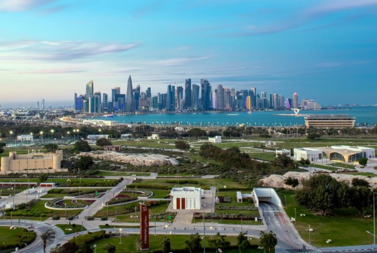  طقس معتدل على الساحل وغبار خفيف مع بعض السحب في البحر الليلة