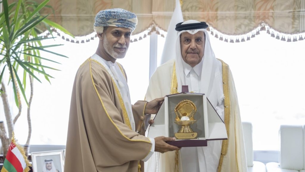 الأمين العام لمجلس الوزراء يجتمع مع نظيره العماني