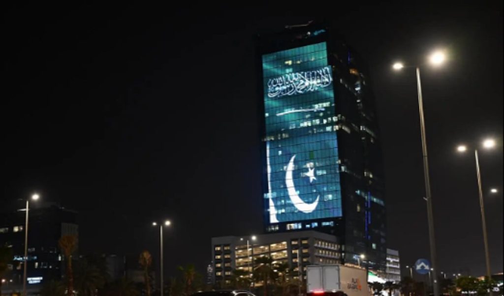 الأبراج السعودية تتوشح بعلمي المملكة وباكستان احتفاءً بتوقيع “اتفاقية الدفاع الاستراتيجي المشترك”
