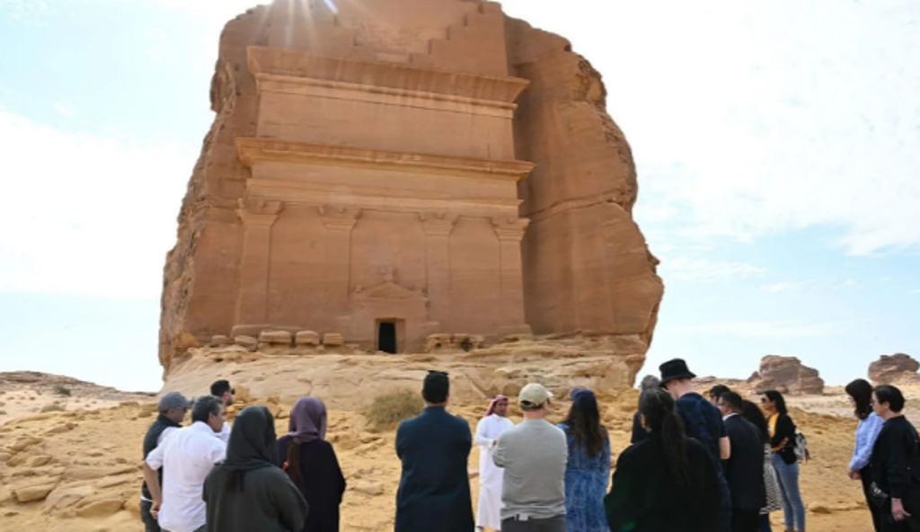 العُلا وجهة سياحية تستقطب زوارها من مختلف دول العالم