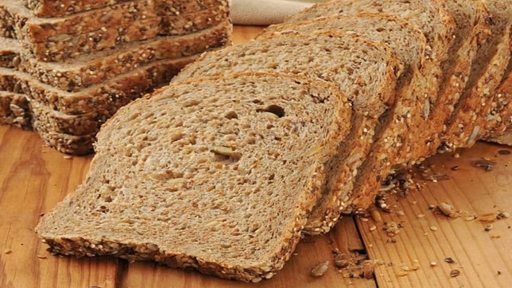 ما الفارق بين الخبز الأبيض والأسمر والقمح الكامل؟.. أخصائية توضح