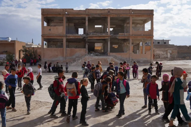 طلاب سوريا يعودون إلى مدارس حرمتها الحرب من كل شيء