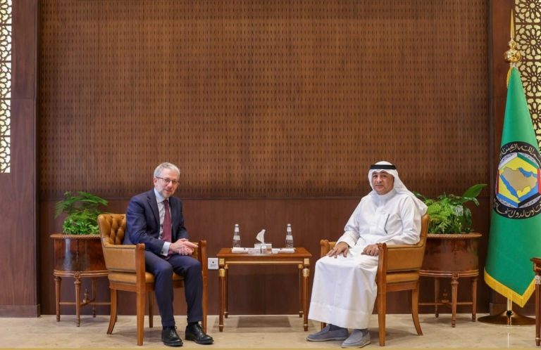  الأمين العام لمجلس التعاون يبحث مع مسؤول إيطالي المستجدات الإقليمية والدولية
