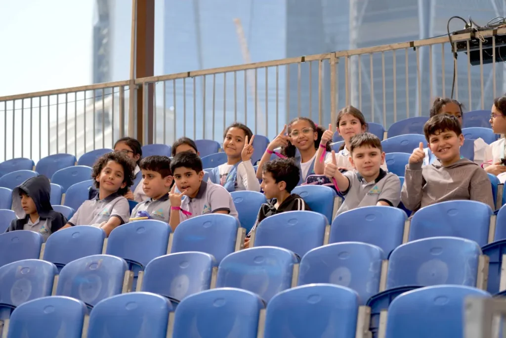 طلاب وطالبات يطلعون على كواليس «لونجين العالمية»