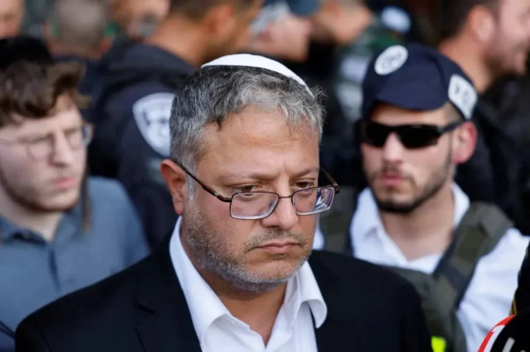 بن غفير يظهر أمام سجناء فلسطينيين مكبلين… ويطلب تطبيق قانون الإعدام