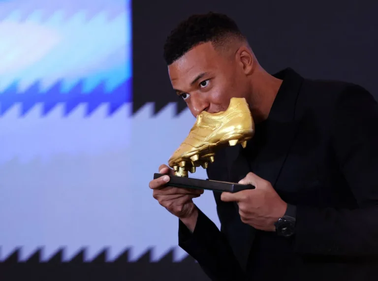 مبابي أثناء تسلمه جائزة الحذاء الذهبي: لحظة مهمة في مسيرتي