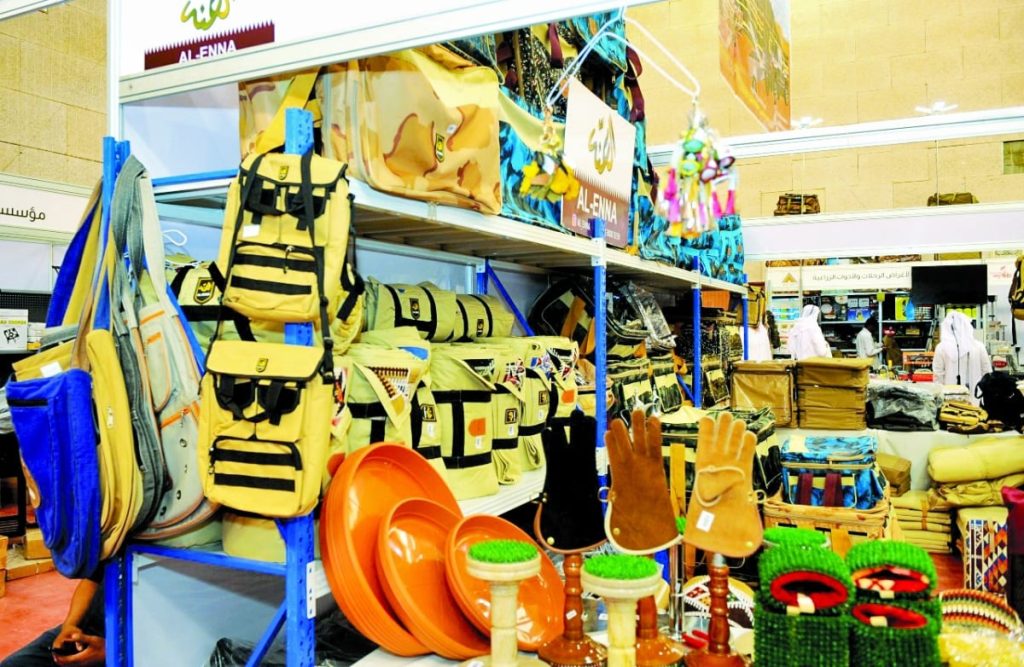  مواطنون لـ “الشرق”: نشتري الخيام ومستلزمات التخييم من دول مجاورة