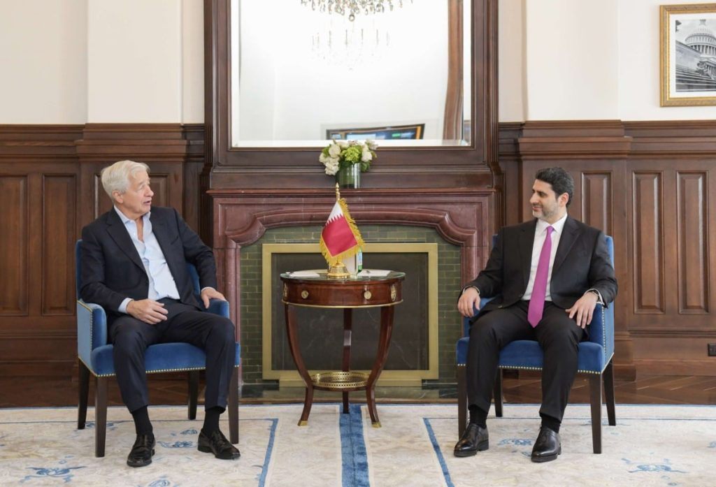  محافظ مصرف قطر المركزي يجتمع مع مسؤولي شركات مالية عالمية