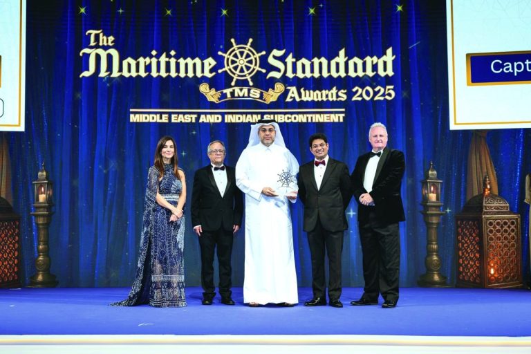  عبد الله الخنجي يحصل على جائزة «شخصية العام»