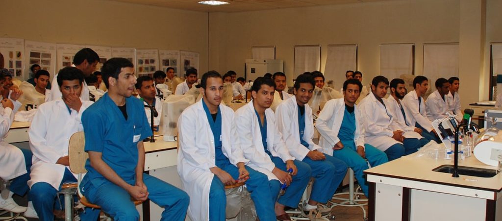 استشاري: الإرهاق المفرط لا يصنع طبيبًا أكثر خبرة ويهدد شغف الأطباء المبتدئين