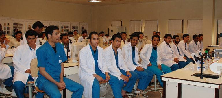 استشاري: الإرهاق المفرط لا يصنع طبيبًا أكثر خبرة ويهدد شغف الأطباء المبتدئين