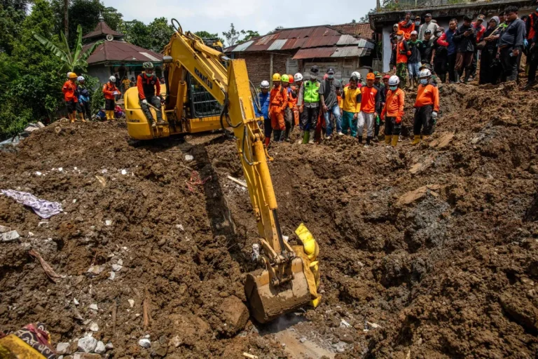 مقتل 30 شخصاً بانهيارات أرضية في إندونيسيا